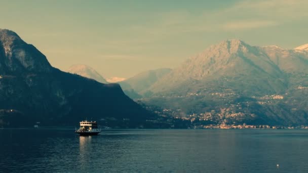 Łodzi, żeglarstwo przez górskie jezioro. Jezioro Como, Włochy. - Materiał filmowy, wideo