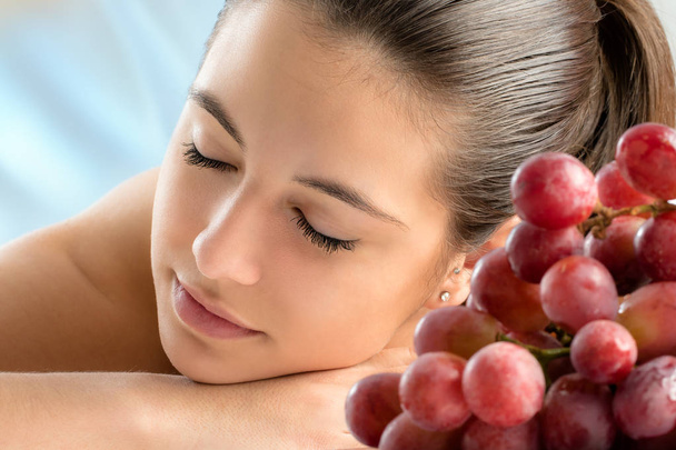 Kobieta relaksujący o winoterapii - Zdjęcie, obraz