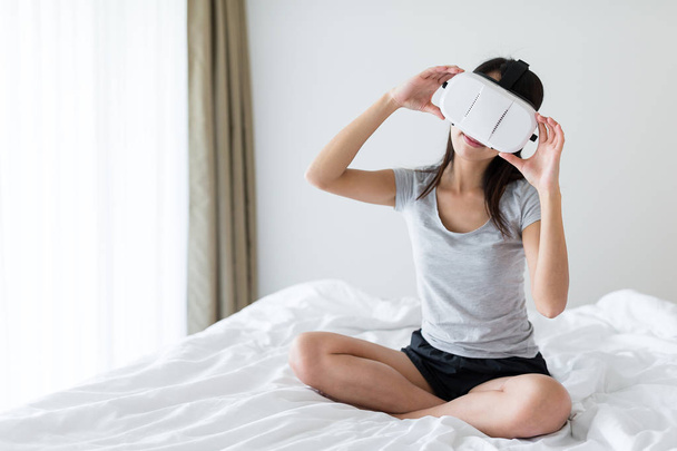 Mulher assistindo no dispositivo de realidade virtual
  - Foto, Imagem
