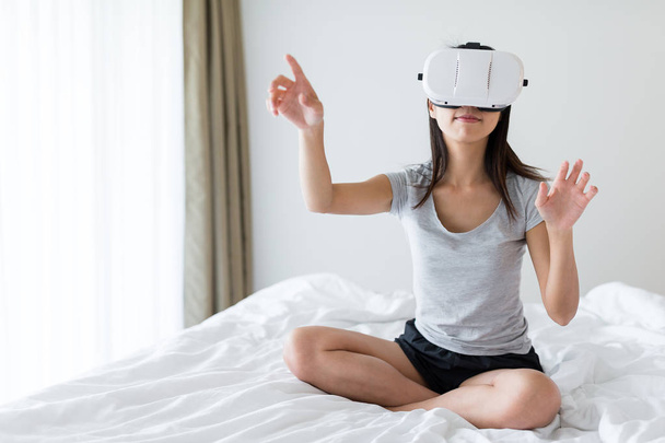 Woman watching on virtual reality device - Foto, imagen