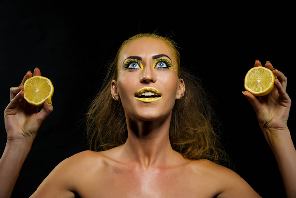 Girl with yellow hair and lemon  - Zdjęcie, obraz