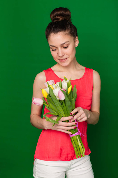 красивая девушка с букетом тюльпанов  - Фото, изображение