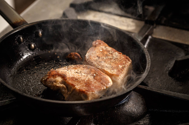 Juicy grilled steak - Фото, зображення