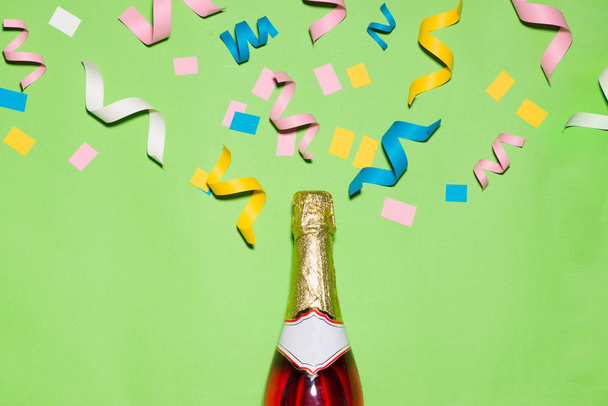 Butelka szampana z serpentyny kolorowe stroną - Zdjęcie, obraz