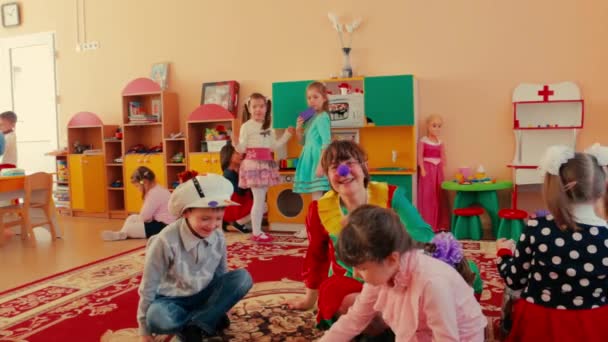  Happy clown speelt met de kinderen in de kleuterschool. - Video