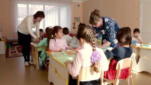 Children are preparing gifts to their mothers on March 8. - Footage, Video