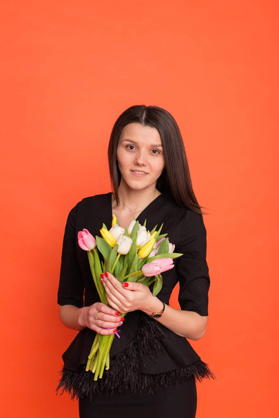 Beautiful girl with a bouquet of tulips  - Foto, Imagem