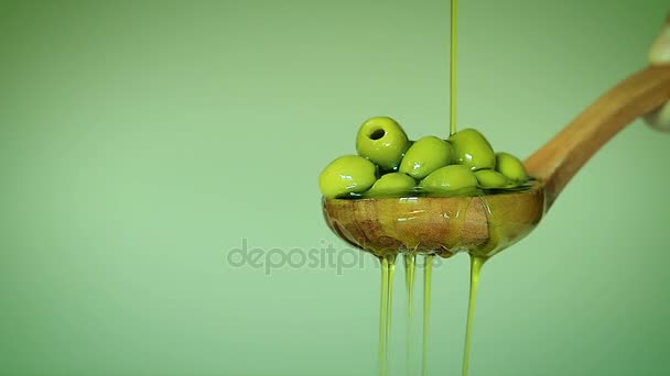 Olivový olej kape na vařečku s oliv - Záběry, video