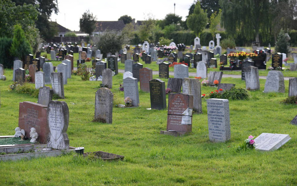 Tumbas en el cementerio de la iglesia
  - Foto, Imagen