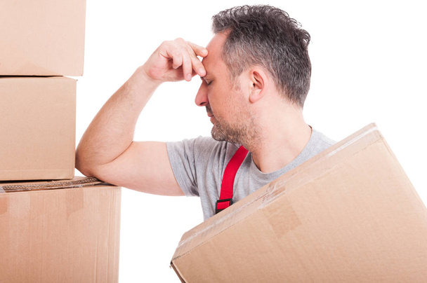 Portrait du déménageur tenant la boîte et regardant fatigué ou malade
 - Photo, image