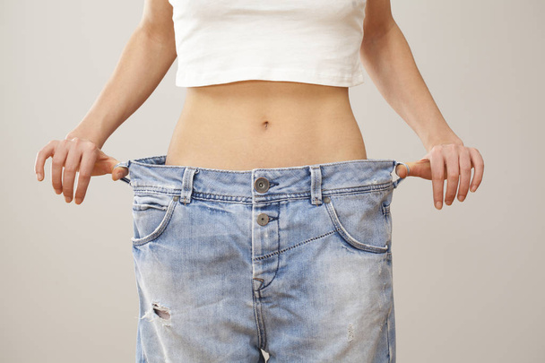 Perte de poids femme avec jeans bleus
 - Photo, image