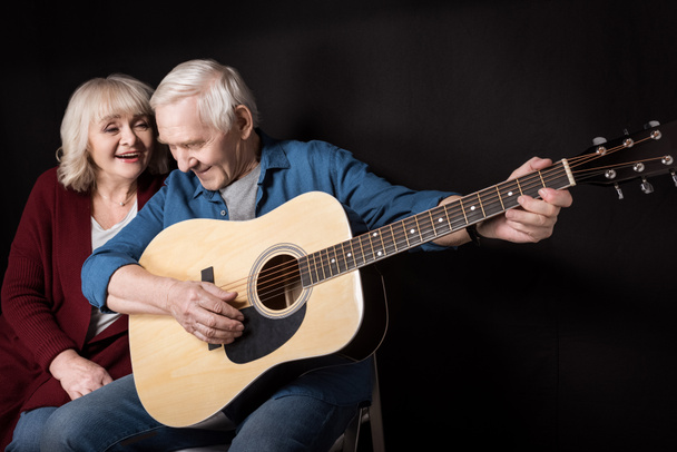 senior couple with guitar - Foto, afbeelding
