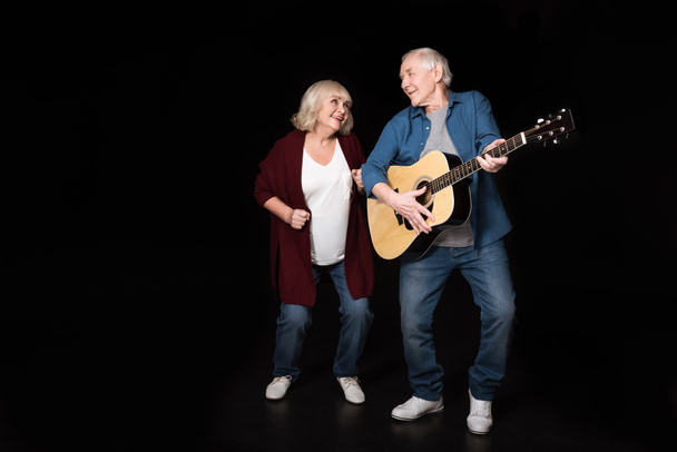 senior couple with guitar - Foto, afbeelding