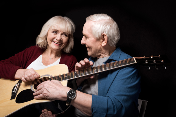 senior couple with guitar - Foto, immagini