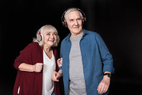 couple âgé écoutant de la musique
 - Photo, image