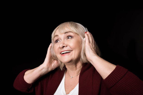 senior woman listening music - Foto, afbeelding