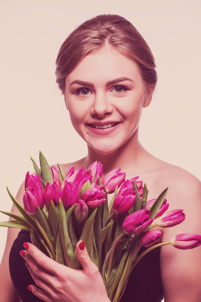 Beauty young woman with tulips - Valokuva, kuva