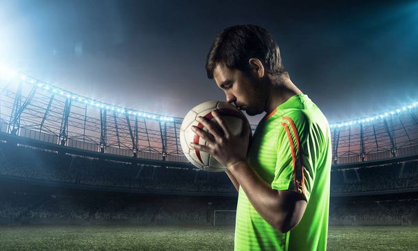 футболист на стадионе с мячом
 - Фото, изображение
