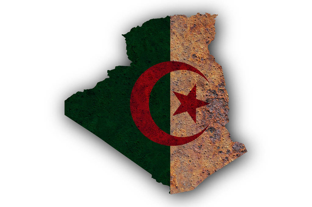 地図と錆びた金属にアルジェリアの旗 - 写真・画像