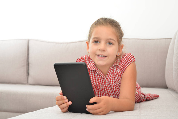 Kleuter meisje spelen op haar Tablet PC - Foto, afbeelding