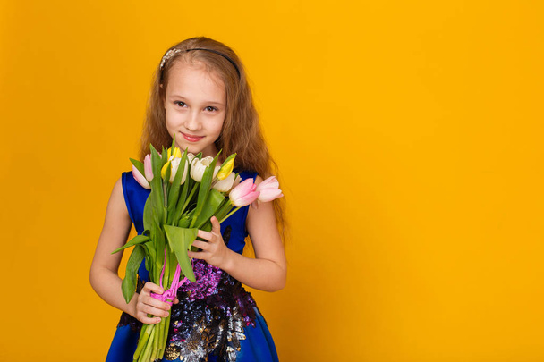 krásná dívka s kyticí tulipánů  - Fotografie, Obrázek