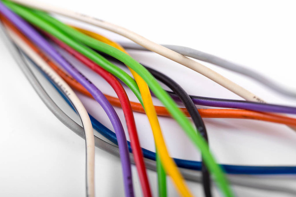 fios elétricos coloridos no fundo branco
 - Foto, Imagem