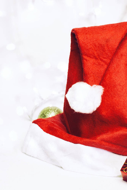 Sombrero de Santa con guirnalda en fondo - Foto, Imagen