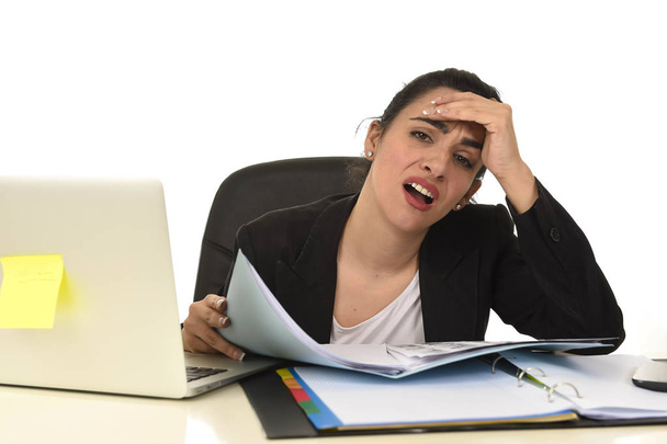 aantrekkelijke vrouw in het zakelijke pak werken moe en vervelen in computerbureau op zoek triest - Foto, afbeelding