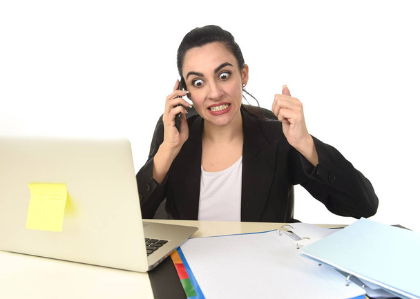 beschäftigte attraktive Frau im Business-Anzug arbeitet im Stress verzweifelt überwältigt  - Foto, Bild