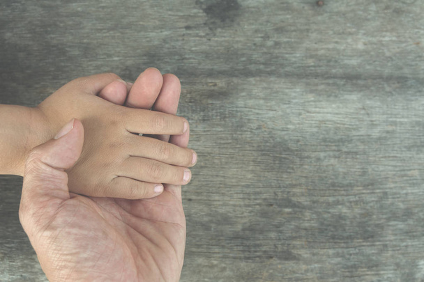 padre mano sosteniendo niños mano
 - Foto, imagen