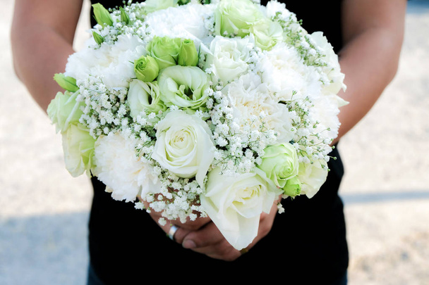 Kytice bílých růží v ruce - Fotografie, Obrázek