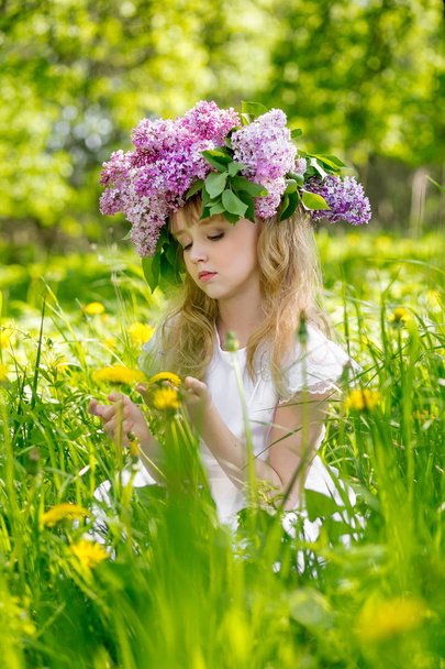 κορίτσι στον κήπο λιλά - Φωτογραφία, εικόνα