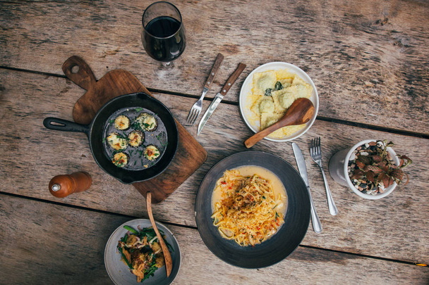 grzyby z serem i spaghetti z warzywami i mięsem - Zdjęcie, obraz