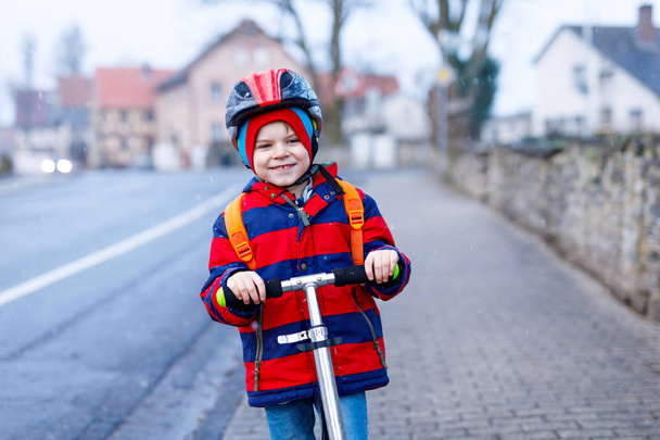Roztomilý chlapeček předškolní dítě, jízda na skútrech do školy. - Fotografie, Obrázek