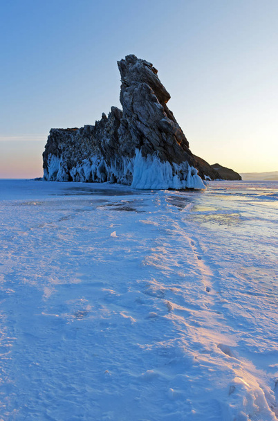 Small Ogoi island on Baikal lake is famous for bizarre rock formation. - Фото, зображення