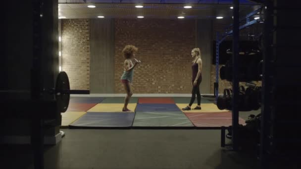 Yetişkin kadın spor salonunda egzersiz  - Video, Çekim