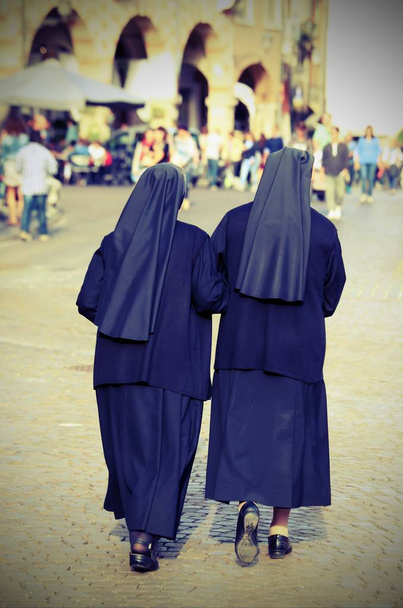 Schwestern mit schwarzen Kleidern und Schleier - Foto, Bild