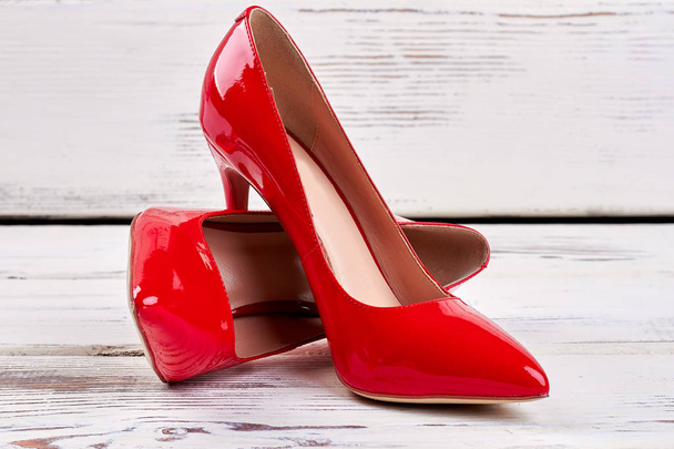 czerwone buty na drewnianym tle. - Zdjęcie, obraz