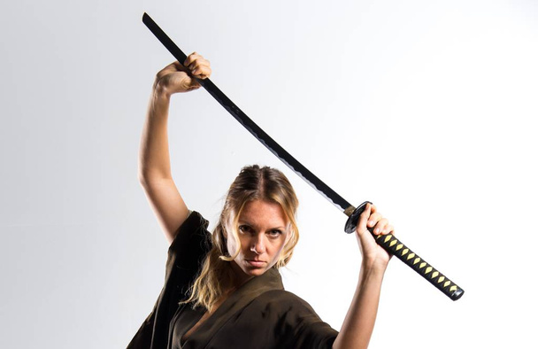 Блондинка, одягнена як самурай з катаною
 - Фото, зображення