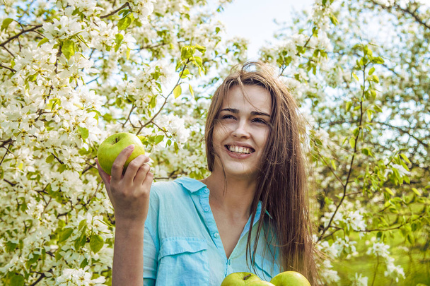 beautiful woman holding apples  - Valokuva, kuva