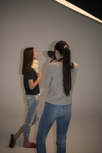 Photographer woman working with model young girl  in photo studi - Zdjęcie, obraz