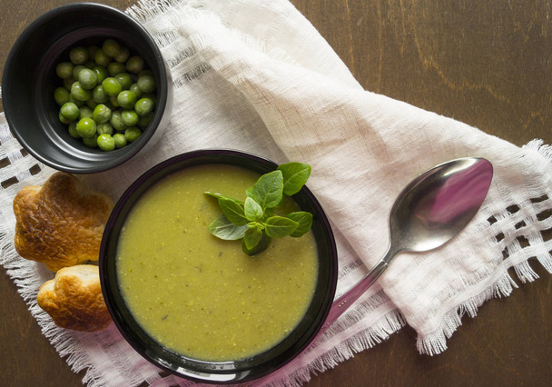 groene erwten soep in kom - Foto, afbeelding