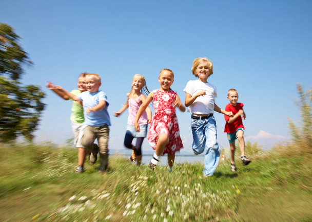 Щасливі діти в літній час
 - Фото, зображення