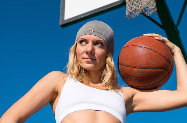 Mulher bonita jogando basquete
 - Foto, Imagem