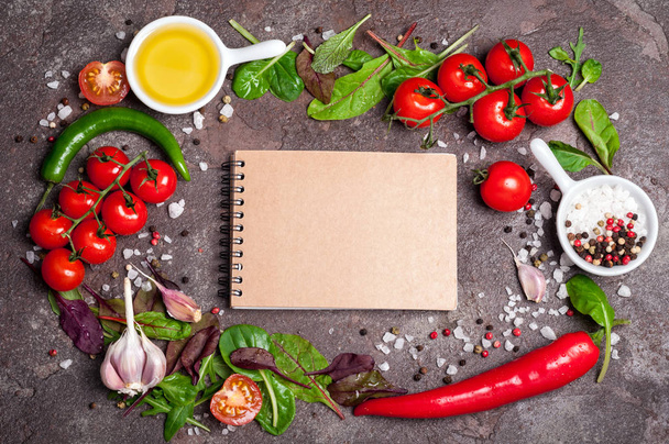 新鮮な有機野菜、オリーブ オイル、ハーブ、スパイス、暗い背景上のノートブック。健康的な食事、健康的なライフ スタイルとダイエット コンセプト。料理サラダ - 写真・画像