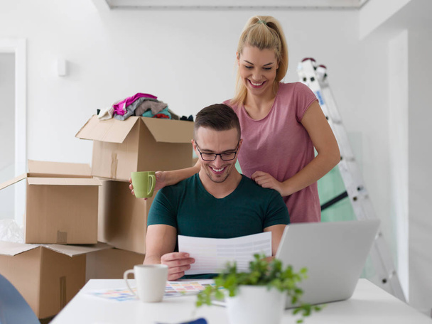 Young couple moving in a new home - Foto, Imagen