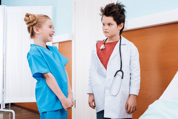 дети играют в доктора и медсестру
 - Фото, изображение