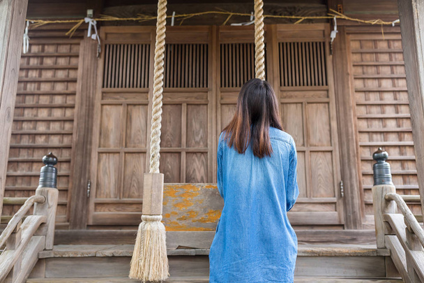 Γυναίκα που χτυπάει το κουδούνι στο ιαπωνικό ναό - Φωτογραφία, εικόνα