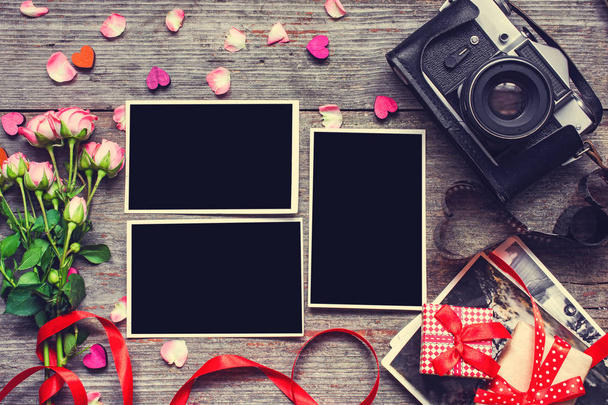 fondo día de San Valentín. marcos de fotos en blanco con cámara retro
 - Foto, imagen