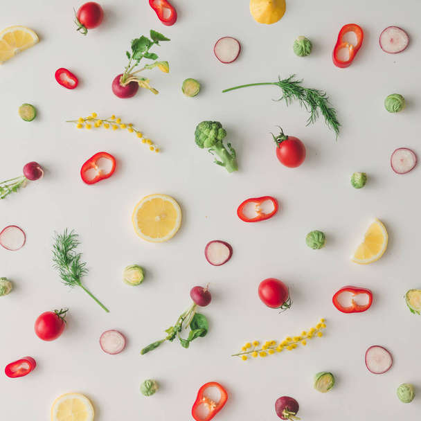sitruunoiden ja tomaattien kuvio pippurilla ja kukilla
 - Valokuva, kuva